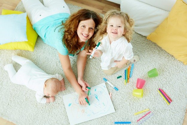 A mother drawing with her daughter